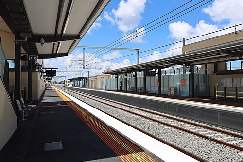歩道橋が見える駅のプラットホーム