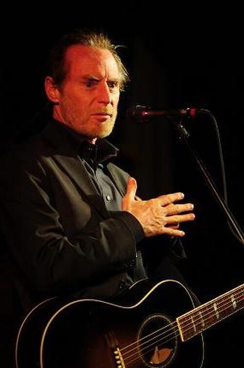 ギターを手に、63歳でライブ演奏するJDサウザー