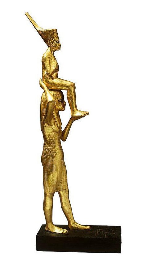女神メンケレトに担がれたツタンカーメンの金箔を施した木像。2011年1月25日の革命の際に略奪され、以来行方不明のままである。
