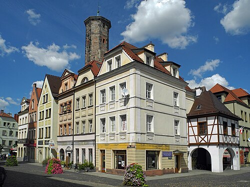 背景にクラマルスカ・タワーが見えるタウンハウス