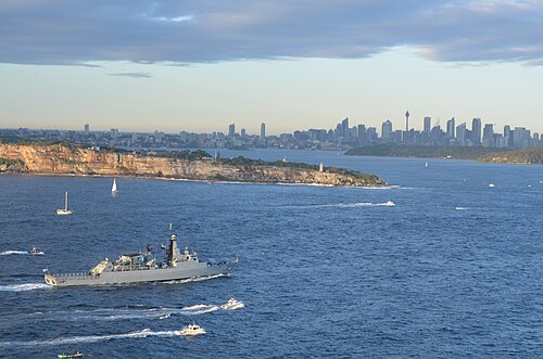 KD ジェバットが2013年シドニー国際観艦式のためにシドニー港に入港中。