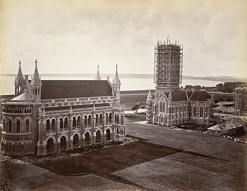1870年代に撮影されたムンバイ大学の資料写真。足場に覆われているラジャバイ時計塔は1878年に完成した。