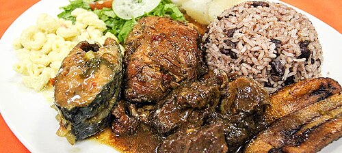 コスタリカのプエルト・リモン（ジャマイカ系住民が多い地域）の夕食。ガジョ・ピントに様々な肉料理と付け合わせを添えて。