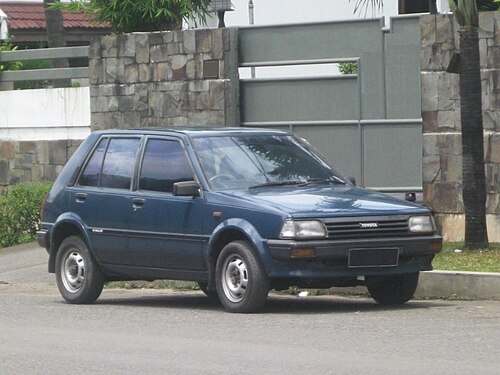 マイナーチェンジ前のトヨタ スターレット 1.0 XL 5ドア（EP70、インドネシア仕様）