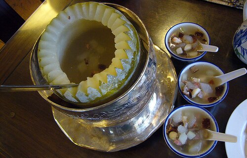 冬瓜をくり抜いて作った器でいただく冬瓜スープ