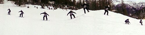 雪に覆われた谷の上を滑るスノーボーダーの姿を複数映した合成写真