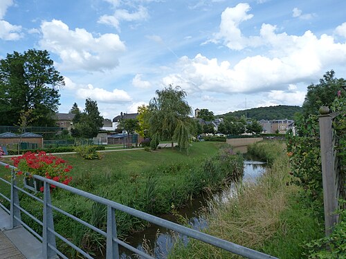 メサンシー川沿いの街の中心にある公園。