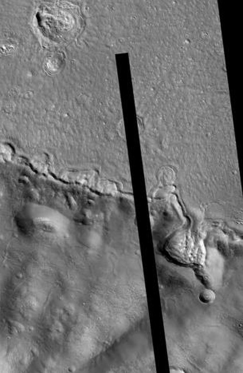 HiRISE が捉えたギャラクシウス山。黒い線は撮影されなかった部分です。元の画像にはさらに多くの詳細が写っています。
