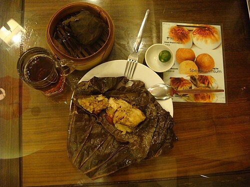 マチャン (zongzi または ma-chang 肉粽、三角形の模様をしたロー マイ ガイの変種)