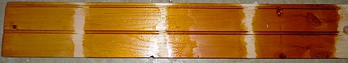 脱ワックス ダーク シェラック (従来のオレンジ シェラックの暗いバージョン) を 1 ～ 5 回塗布した松の板の「手軽な」例