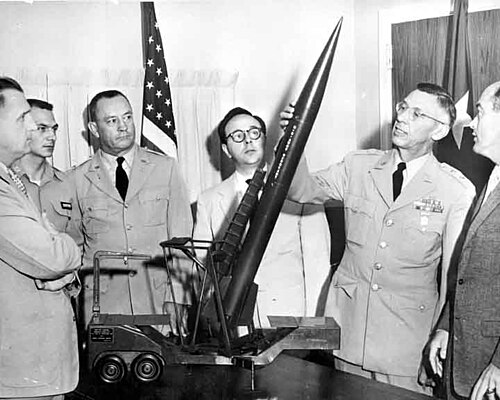 アメリカ陸軍のホルガー・N・トフトイ少将が、サージェントミサイルの模型を検査している。