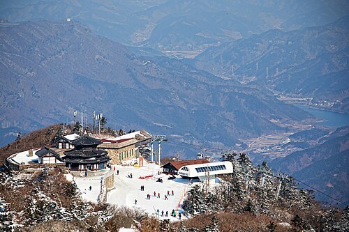 茂朱リゾートの頂上、雪川峰