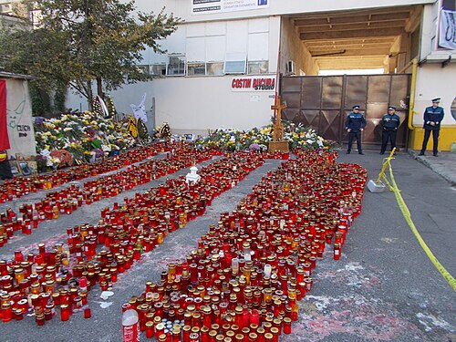 警官が警備する旧工場の正面入り口