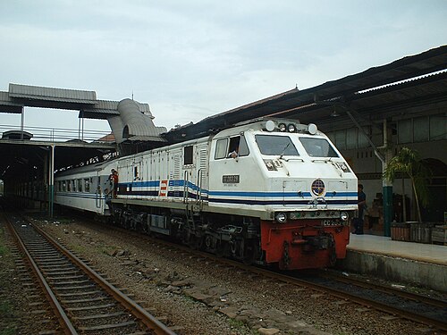 2006年、スマラン・タワン駅で出発を待つアルゴ・ムリア列車が機関車CC203 29（CC 203 98 17）に牽引されている。