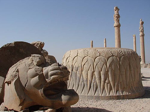 ペルセポリスのライオンの破片と柱の土台