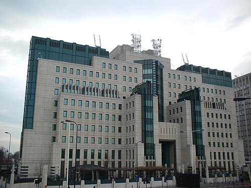 2004年に撮影されたロンドン南西部ヴォクソールにあるMI6本部の正面の写真