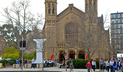これは、ノーステラスのボニーソンホール近くにある 2 つの隣接する大学の学生たちの写真です。