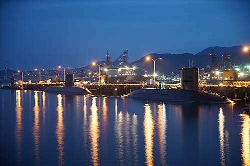 呉海軍基地の夜明け