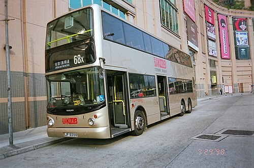 バス停に停車中の二階建てバス
