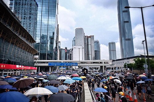 香港島の道路でデモ行進する抗議者たち