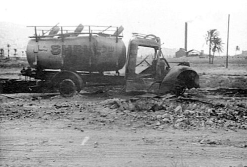 1940年7月、イタリア軍によるハイファ空襲の後、焼け焦げた石油タンカー。