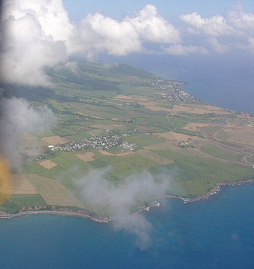 島の北端に向かって飛行し、西海岸またはカリブ海沿岸の一部を見下ろす。