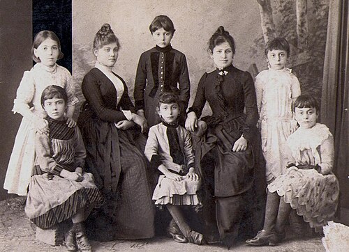 西洋風の衣装を着たポンティアの女性と少女たちの写真。
