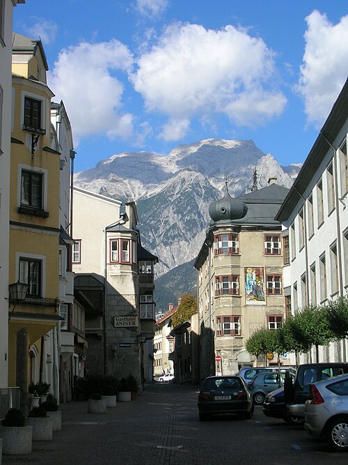 ベッテルヴルフ山を背景にした街の眺め