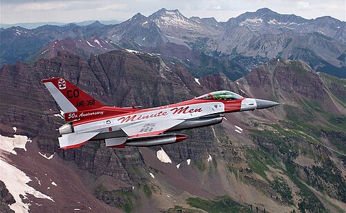 スリーピング・セクストン山頂がF-16戦闘機に部分的に覆われている。スリーピング・セクストン山頂は戦闘機の尾翼の上にある。