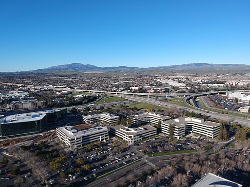 I-580 と I-680 の交差点にある企業オフィスビル