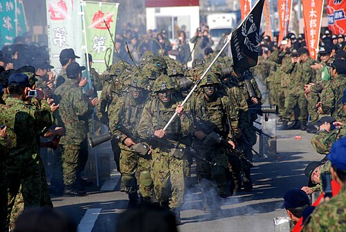 最後の訓練の最後に他の兵士たちが応援する中行進している。