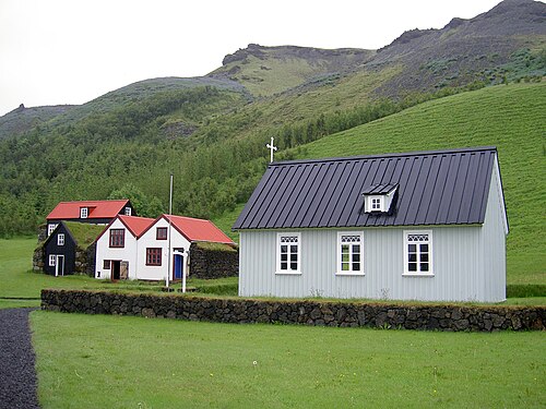 スコゥガルの博物館の教会。背後にはエイヤフィヨルズル山脈が見える。
