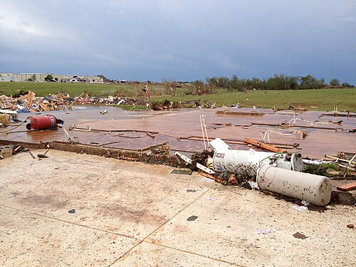 EF5の被害：これらの竜巻は破壊をもたらし、開いた地下室に避難している人を含め、進路上のほぼすべてのものを吹き飛ばします。しかし、EF5は極めてまれであり（米国における年間竜巻の0.1%未満）、EF5と評価された竜巻でさえ、通常は被害経路のごく一部にしかEF5の被害をもたらしません（中心のEF5コアの周囲にはEF0～EF4の被害ゾーンが存在します）。