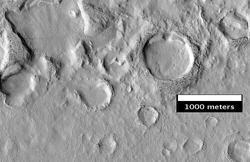 HiWish プログラムの下、HiRISE が撮影した Deuteronilus Mensae の侵食された地形。