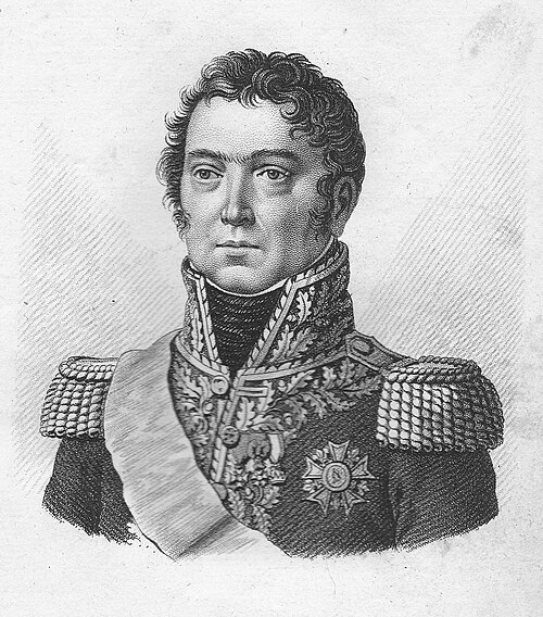 19世紀初頭のフランス軍将校の制服を着た、無表情な巻き毛の男性