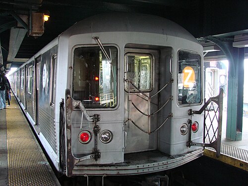駅でZサービス中のR42車両の列車