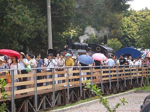 玉騰坪駅の木製のプラットホームと、その背景にある蒸気機関車 CK124 号。