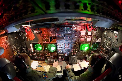B-52爆撃機の下部デッキ。計器類と表示装置が機体側面に大きく配置されている。この操縦席には2名の乗員が配置されている。