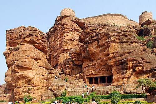 バダミ石窟寺院