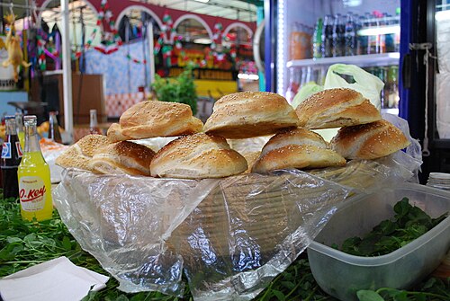 メキシコ、プエブラの市場で売られているセミタロール