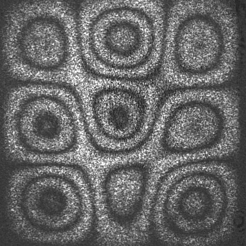 図21．固定された正方形プレートの振動モードを示すESPI干渉縞
