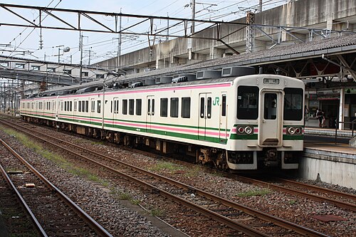 2009年8月、黒磯駅にて撮影された107-100系R10編成（ドアポケット窓なし）
