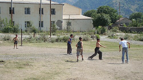 サッカーをする子供たち（2010年）