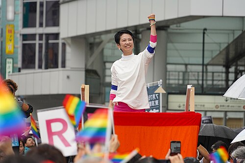 新宿駅前で演説する蓮舫氏。