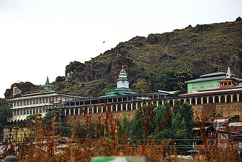 シュリーナガルのハムザ・マクドゥーム寺院。
