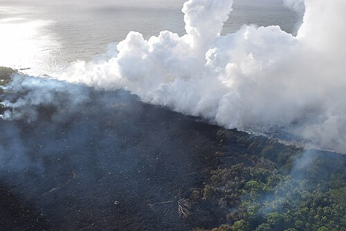 亀裂20複合体からの溶岩は2か所で海に流れ込んでいる