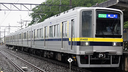 4両編成の20400系電車、2019年6月