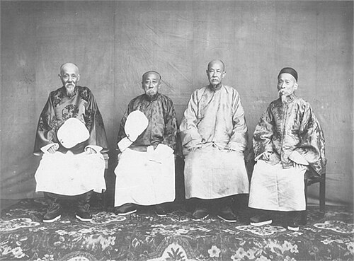 椅子に座っている4人の年配の裁判所職員の写真