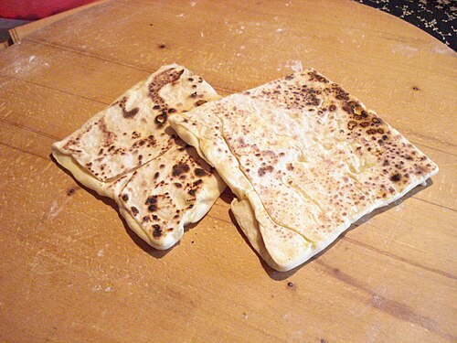 提供前にテーブルの上に平らに置かれた、焼き上がったギョズレメ。