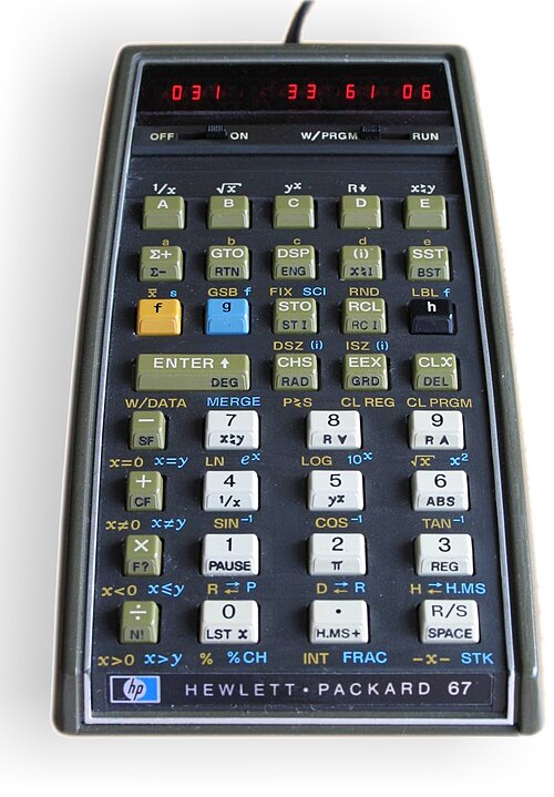 プログラミング モードの HP-67 で、STO + 6 のキー コードが表示されています。